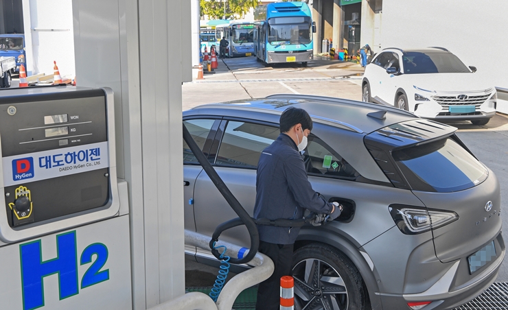 H부산 수소충전소 수소차량 대기-국제신문